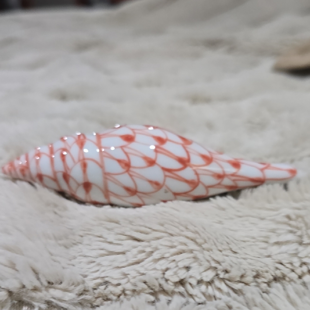 Red and White Decorative Accent Piece By Andrea Sadek. Perfect Condition - Picture 3 of 4